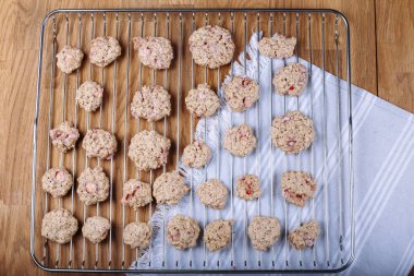 Çilekli çikolatalı kurabiyeler metal tepside..