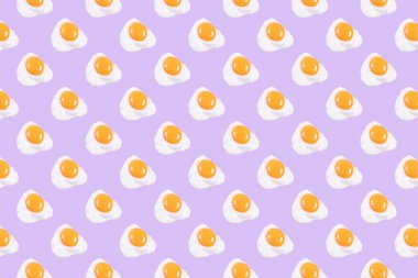 Pembe arka planda kızarmış yumurta deseni. Yukarıdan bak. Gıda modası minimalist kavram.