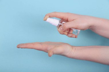 Hijyenik konsept. Kadın eli antibakteriyel dezenfektan kullanıyor, yakın plan.