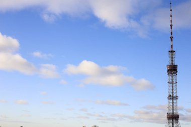 Telekomünikasyon kulesi Anten. Güzel manzara. Gökyüzünü Güzelleştir