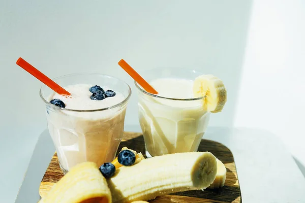 Deux Verres Milkshake Banane Myrtille Smoothie Avec Paille Boire Banane — Photo