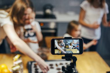 Kızlar ailesi mutfakta video kaydediyor. Gıda blogcusu kavramı