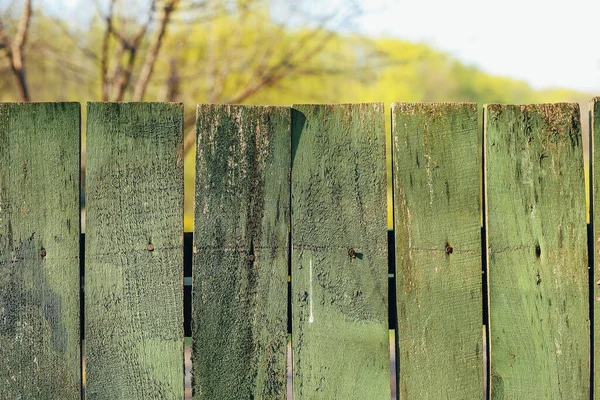 旧复古木栅栏的绿色背景 — 图库照片