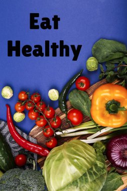 Sağlıklı beslenme geçmişi. Mavi arka planda çeşitli renkli çiğ sebzeler. Sağlıklı beslen. Yüksek çözünürlüklü ürün