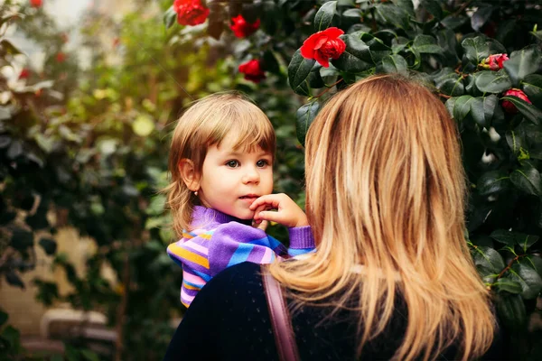 Porträt Eines Kleinen Mädchens Mit Mutter Park Mutter Und Tochter — Stockfoto