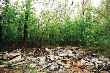 Doğa sorunlarında yeşil çimlerin üzerindeki çöp yığını