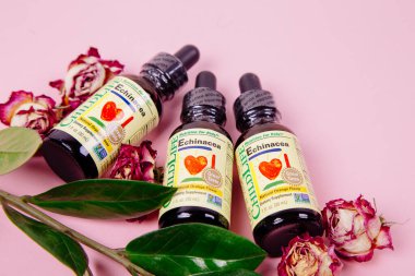 2 Mayıs 2020 - Kyiv, Ukrayna. Echinacea Çocuk Hayatı. Bir şişe ekinezya yağı..