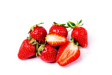 Taze çileklerin yakın plan çekimi. Beyaz arkaplanda izole.