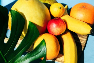 Taze meyve. Çeşitli meyve vitaminleri renkli arkaplan.