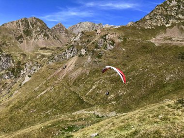 Orman, çimen, dağlar, doğa, pireneler, göl, gökyüzü, bulutlar, palmiye, ağaç