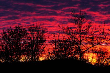 Güzel kış günbatımı kızıl gökyüzü