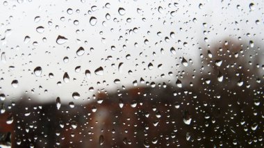 Cama su damlıyor. Yağmurdan sonra cam damlacıkları