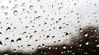 Cama su damlıyor. Yağmurdan sonra cam damlacıkları