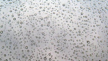 Cama su damlıyor. Yağmurdan sonra cam damlacıkları