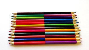 Beyaz bir kağıt üzerine renkli kalemler