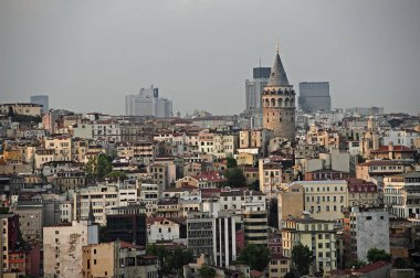 İstanbul 'da Galata Kulesi ve eski Pera ilçesi