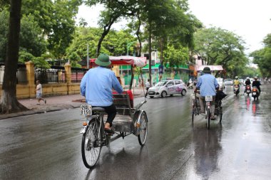 Hanoi caddelerinde çekçek, Vietnam.