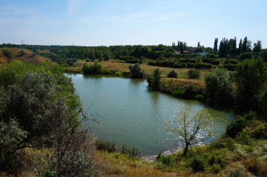 Göl ve mavi gökyüzü ile manzara