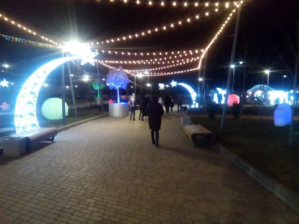 Cidade Nocturna Iluminação Festiva Pessoas Relaxam Parque Recreação — Fotografia de Stock