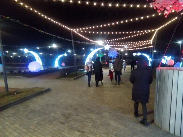 Cidade Nocturna Iluminação Festiva Pessoas Relaxam Parque Recreação — Fotografia de Stock