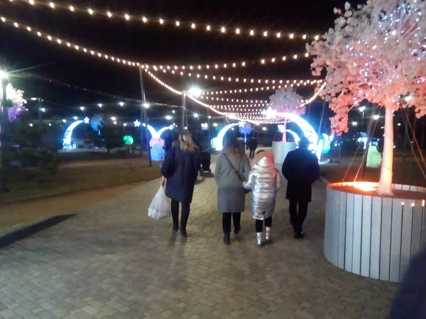 Night City Festive Illumination People Relax Recreation Park — 图库照片