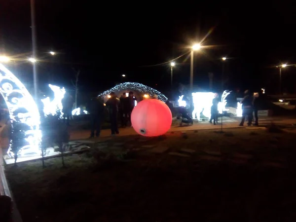 Nachtstad Feestelijke Verlichting Mensen Ontspannen Het Recreatiepark — Stockfoto