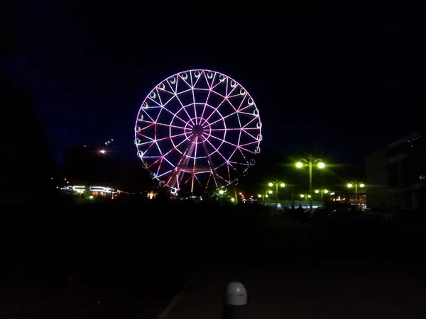 Ferris Wiel Nachtstad Feestelijke Verlichting Mensen Ontspannen Het Recreatiepark — Stockfoto