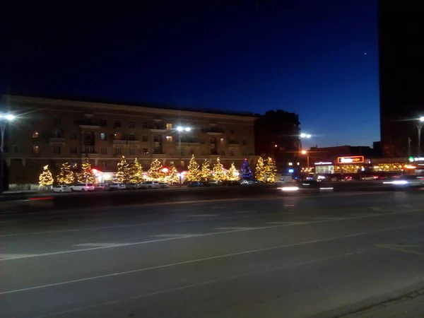 Ville Nocturne Illumination Festive Les Gens Détendent Dans Parc Loisirs — Photo