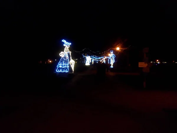 Nachtstad Feestelijke Verlichting Mensen Ontspannen Het Recreatiepark — Stockfoto