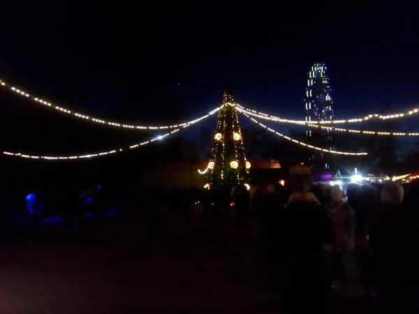 Cidade Nocturna Iluminação Festiva Pessoas Relaxam Parque Recreação — Fotografia de Stock