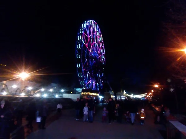 Ferris Wheel Night City Festive Illumination People Relax Recreation Park — 图库照片
