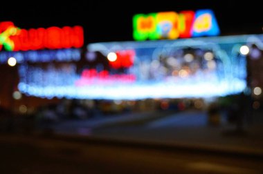 Arka plan bulanık. Şehir merkezindeki alışveriş merkezi..