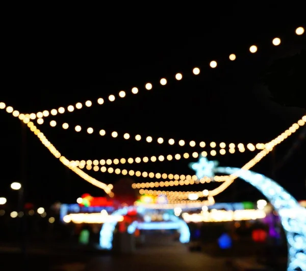Fondo Borroso Decoraciones Navideñas Ciudad Iluminación Festiva Por Noche —  Fotos de Stock