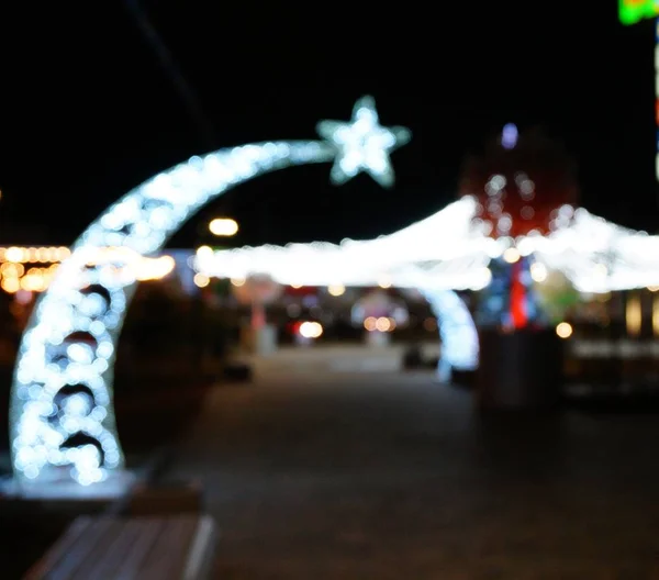 Wazige Achtergrond Kerstversiering Stad Feestelijke Verlichting Nachts — Stockfoto