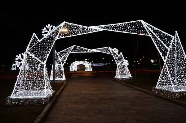 Wazige Achtergrond Kerstversiering Stad Feestelijke Verlichting Nachts — Stockfoto