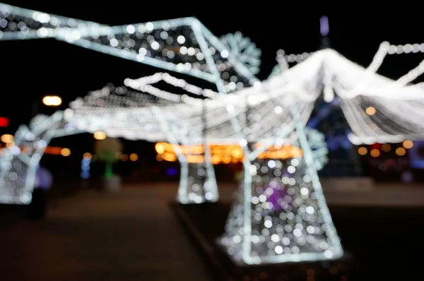 Wazige Achtergrond Kerstversiering Stad Feestelijke Verlichting Nachts — Stockfoto