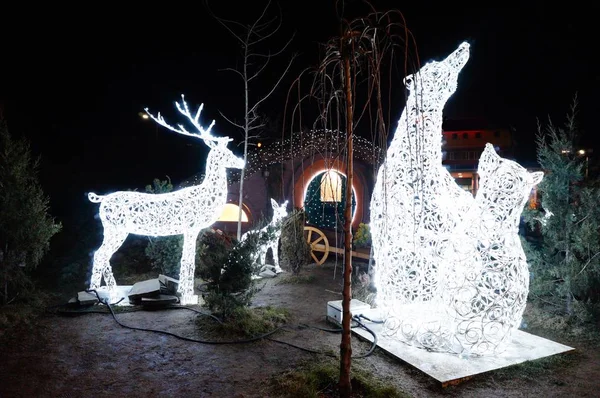 Karácsonyi Dekoráció Városban Ünnepi Megvilágítás Éjszaka Ragyogó Szarvas Medve — Stock Fotó