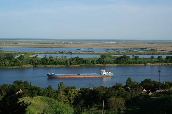 Navio Transporte Está Flutuando Rio Verão Paisagem Natural — Fotografia de Stock