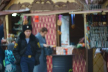 Arka plan bulanık. Şehrin sokaklarında insanlar.