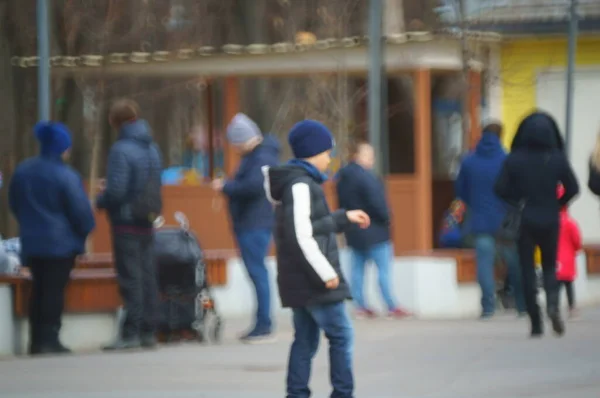 Fondo Borroso Familia Con Niños Caminando Parque Recreo — Foto de Stock