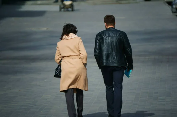 Ένας Άντρας Και Μια Γυναίκα Περπατούν Ένα Δρόμο Της Πόλης — Φωτογραφία Αρχείου