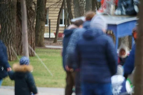 Fondo Borroso Familia Con Niños Caminando Parque Recreo — Foto de Stock