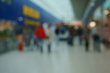 Arka plan bulanık. İnsanlar AVM 'den ürün satın alıyor. Alışveriş merkezi. Alışveriş merkezi galerisi. Güzel bir iç mekan. Alışverişe yürü..