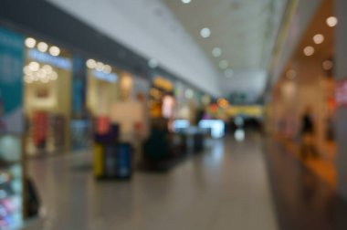 Arka plan bulanık. İnsanlar AVM 'den ürün satın alıyor. Alışveriş merkezi. Alışveriş merkezi galerisi. Güzel bir iç mekan. Alışverişe yürü..