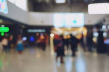 Arka plan bulanık. İnsanlar AVM 'den ürün satın alıyor. Alışveriş merkezi. Alışveriş merkezi galerisi. Güzel bir iç mekan. Alışverişe yürü..