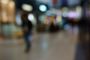 Arka plan bulanık. İnsanlar AVM 'den ürün satın alıyor. Alışveriş merkezi. Alışveriş merkezi galerisi. Güzel bir iç mekan. Alışverişe yürü..