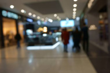 Arka plan bulanık. İnsanlar AVM 'den ürün satın alıyor. Alışveriş merkezi. Alışveriş merkezi galerisi. Güzel bir iç mekan. Alışverişe yürü..