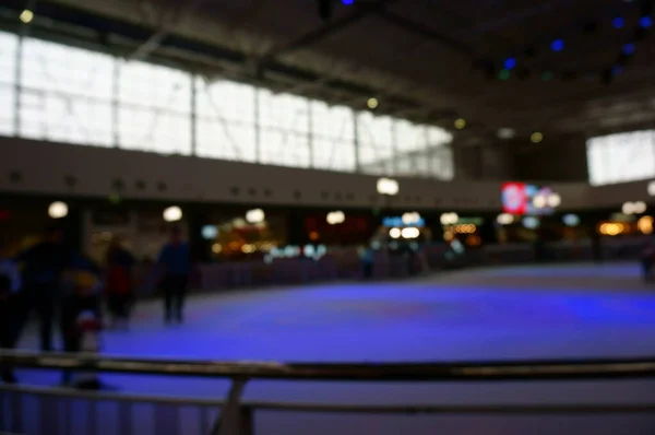 背景がぼやけている 人々はショッピングセンターの氷のアリーナに乗っています スケート — ストック写真