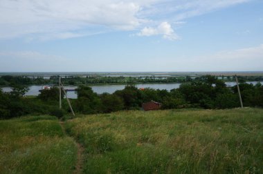 Nehirdeki tekne.
