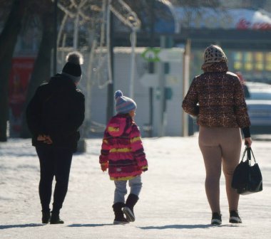 Arka plan bulanık. Şehrin sokaklarında insanlar.